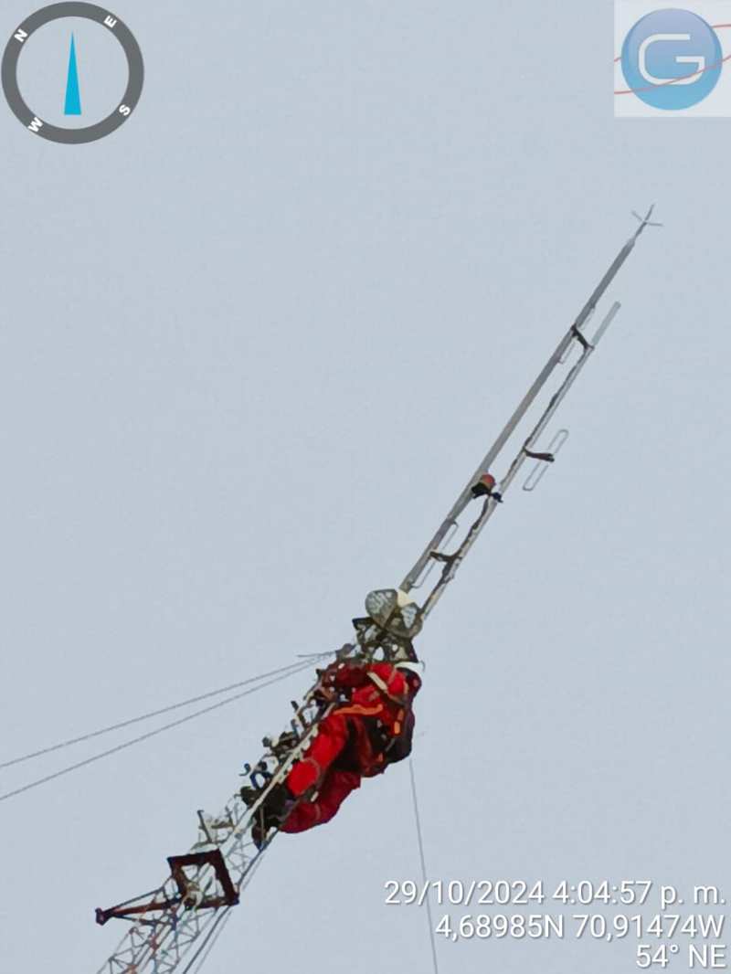 Montaje de antena de cuatro dipolos en torre de radiocomunicaciones