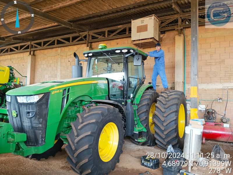 Instalación de radio móvil Motorola en tractor John Deere - GLODCOM SAS